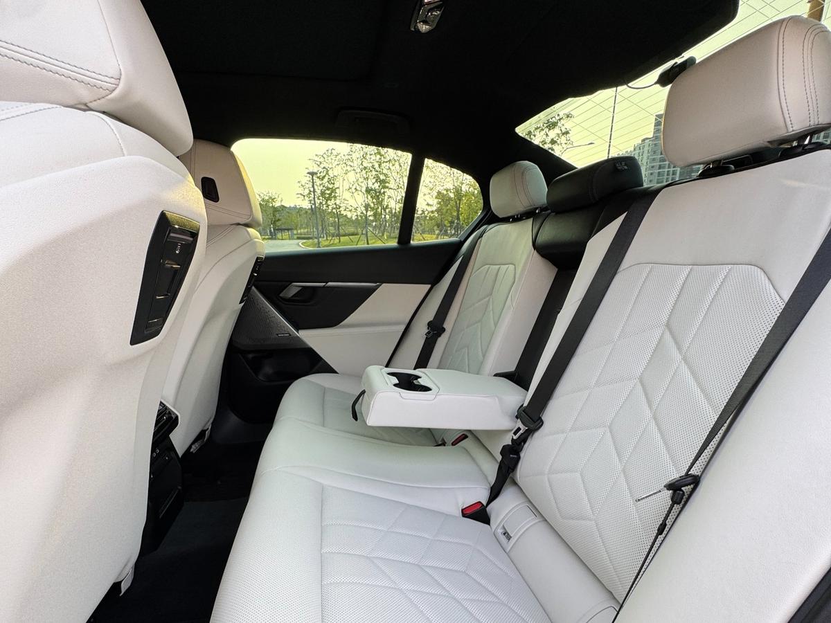 BMW 5시리즈 520i M Sport 사진 9