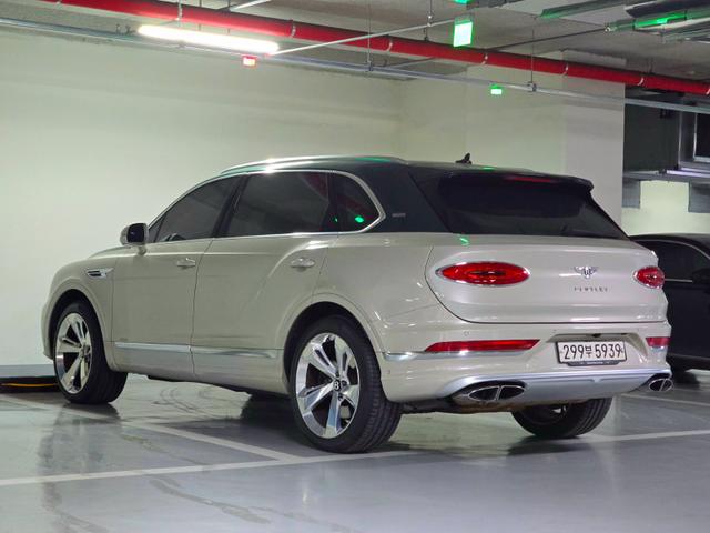 벤틀리 벤테이가 4.0 V8 EWB 퍼스트 에디션 사진 3