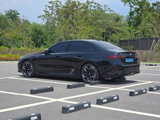 BMW i5 M M60 xDrive Pro 사진 3