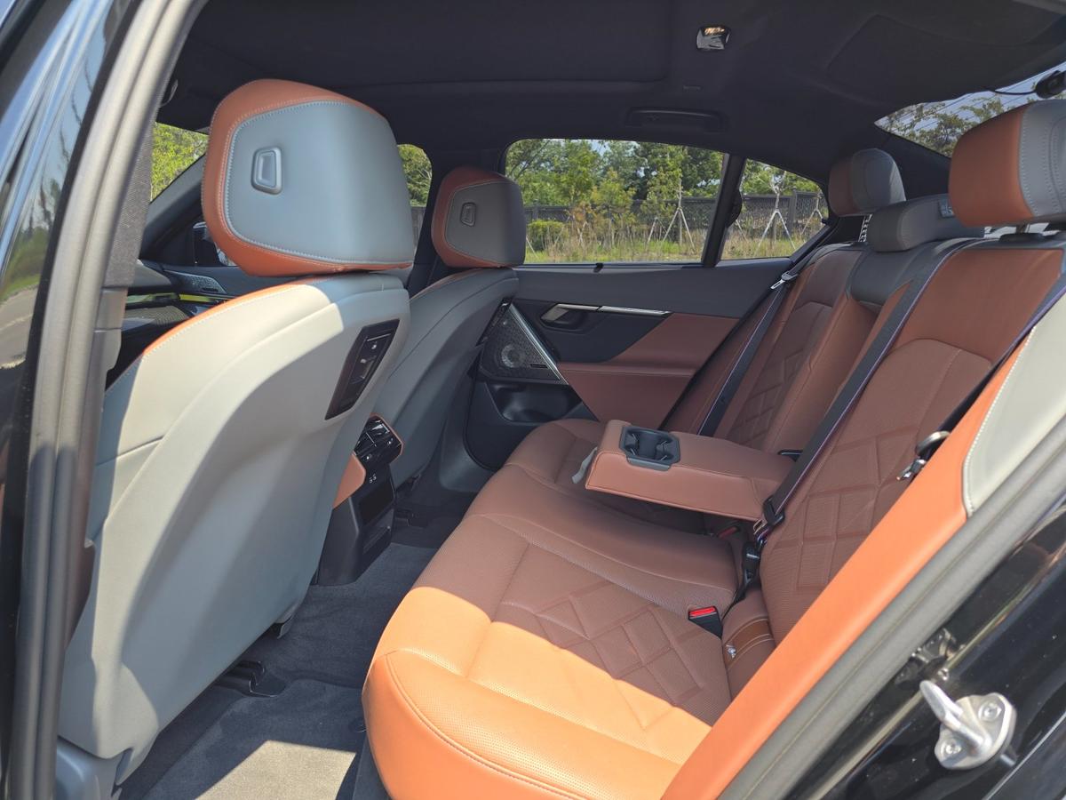 BMW i5 M M60 xDrive Pro 사진 8
