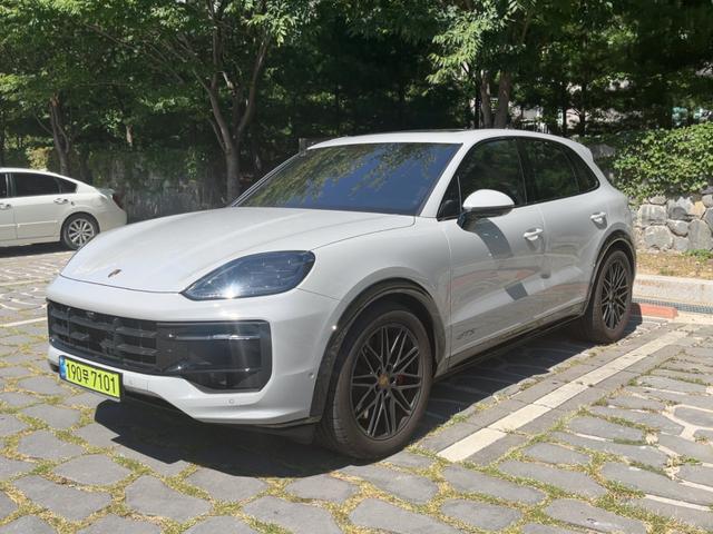 포르쉐 카이엔 GTS 4.0 사진 2