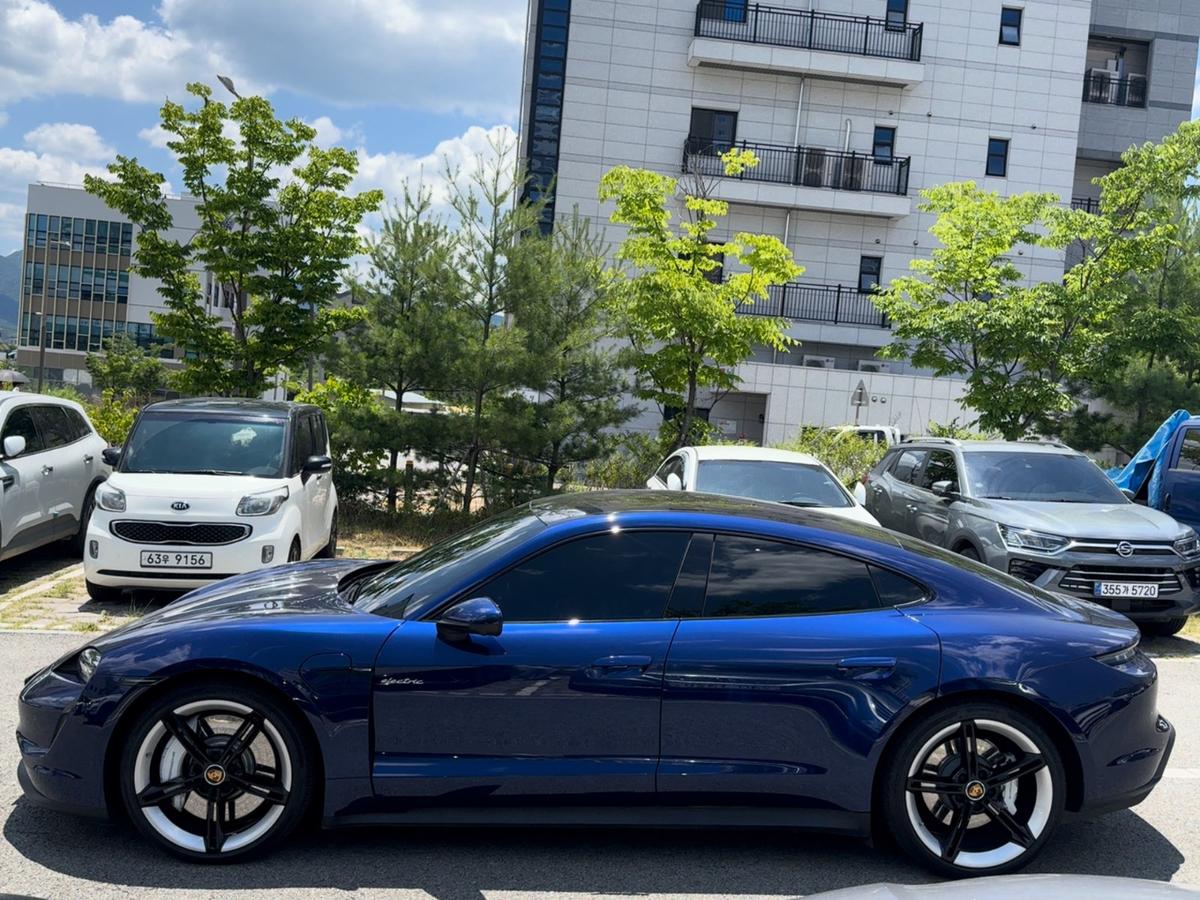 포르쉐 타이칸 4S 사진 3