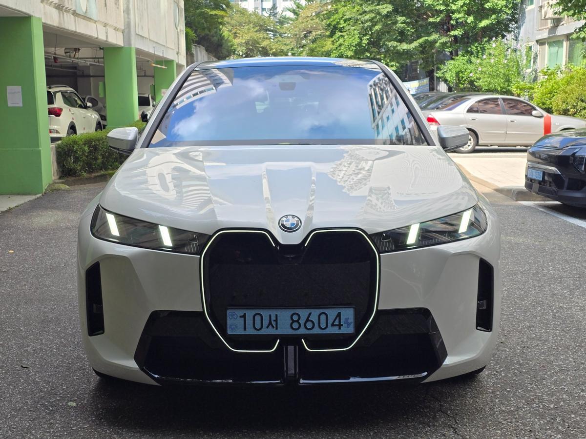 BMW iX xDrive60 M Sport Pro Package 사진 1