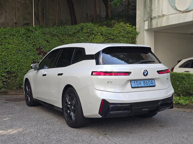 BMW iX xDrive60 M Sport Pro Package 사진 3