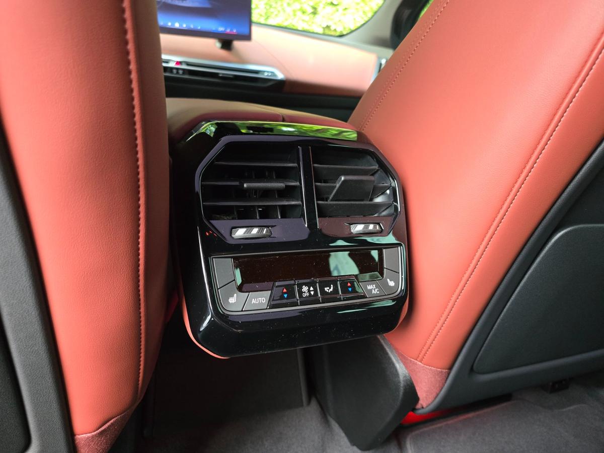BMW iX xDrive60 M Sport Pro Package 사진 10