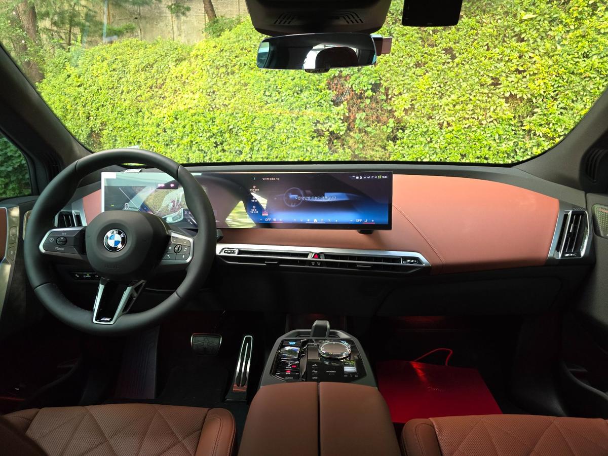 BMW iX xDrive60 M Sport Pro Package 사진 12