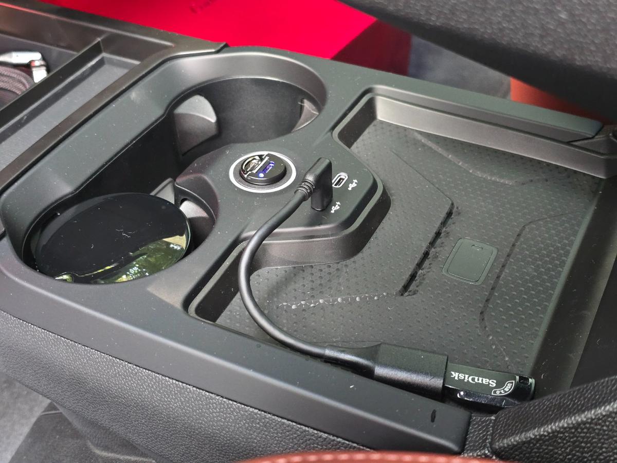 BMW iX xDrive60 M Sport Pro Package 사진 15